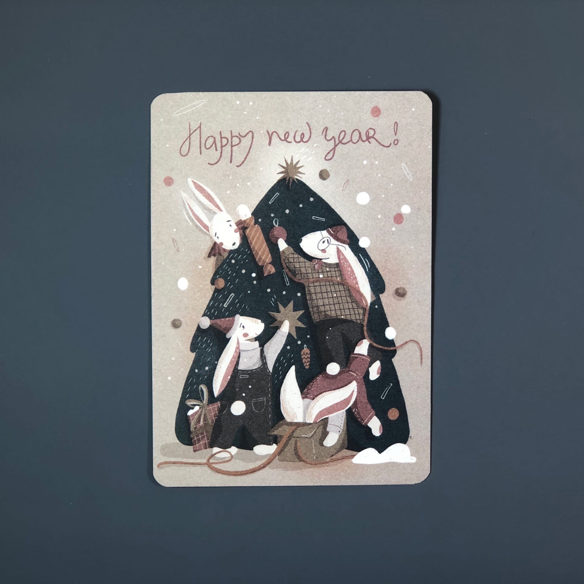 Открытка ЗАЙЧИКИ УКРАШАЮТ ЕЛКУ